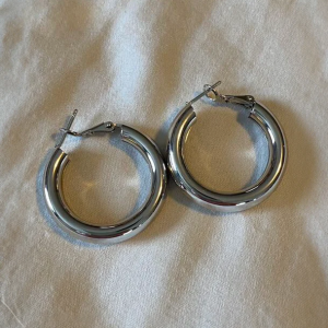 Silver Tone Simple Chunky Hoop Earrings - Image 2