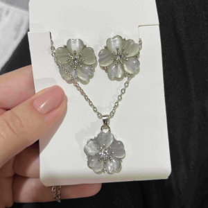 Silver Tone Flowers Necklace & Earrings Jewellery Set - Image 2