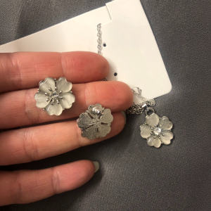 Silver Tone Flowers Necklace & Earrings Jewellery Set - Image 3