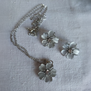 Silver Tone Flowers Necklace & Earrings Jewellery Set - Image 4